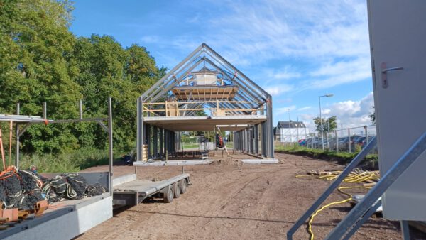 Opbouw staalconstructie en verdiepingsvloeren. Deze is zo ontworpen dat eenvoudige demontage in de toekomst mogelijk is.